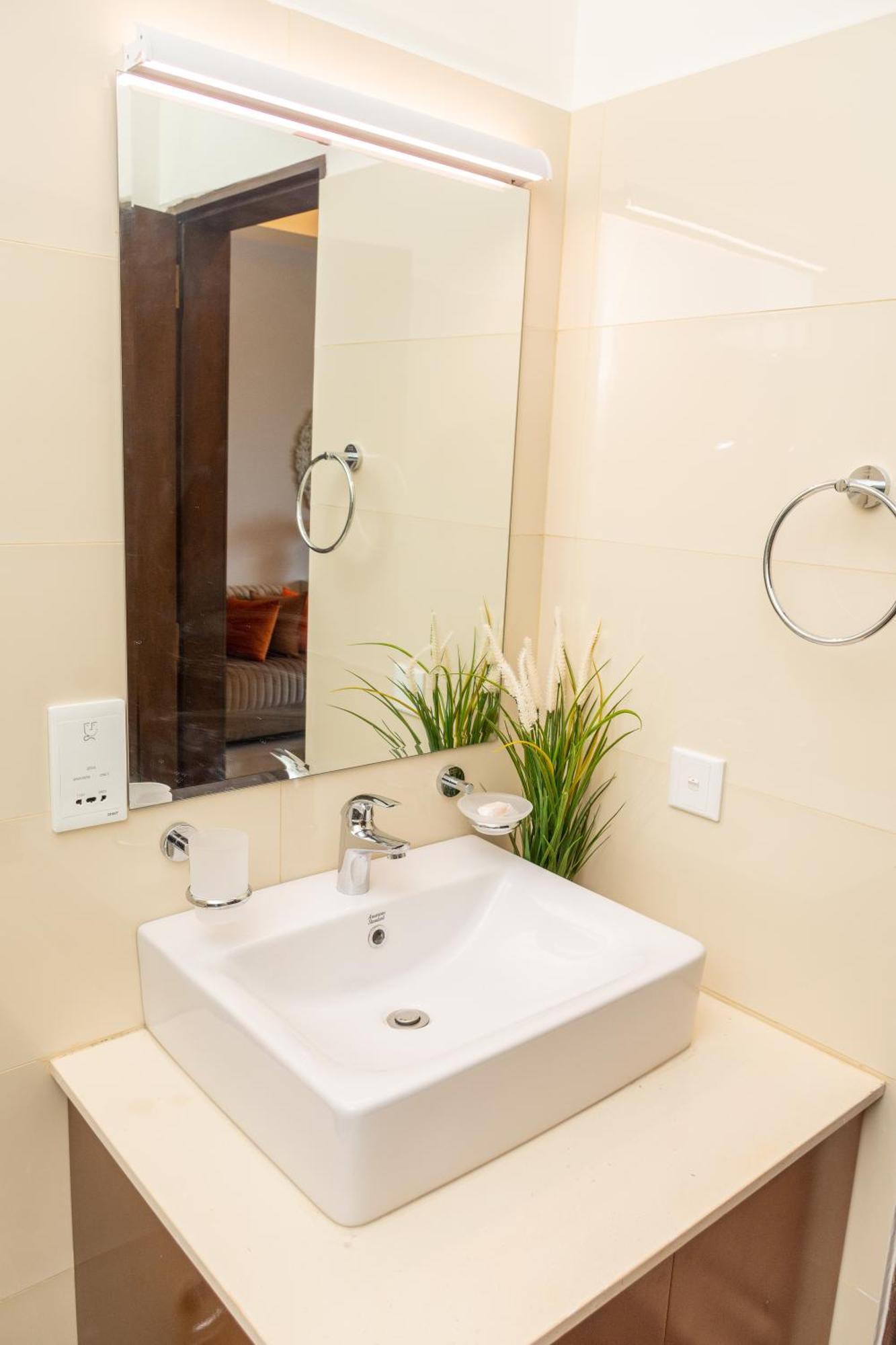 Ocean Breeze By Livinji - Luxury Apartment Negombo